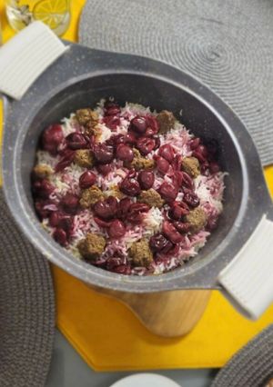 عکسی از دستور آلبالو پلو با گوشت قلقلی🍒
