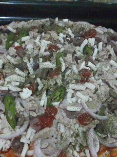 صورة لوصفة بيتزا بالتونة وشرائح البصل الأبيض والزعتر المجفف 👌💚💛💙🍕🍟