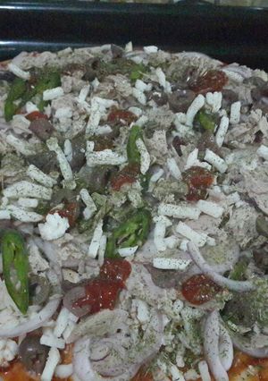 صورة لوصفة بيتزا بالتونة وشرائح البصل الأبيض والزعتر المجفف 👌💚💛💙🍕🍟