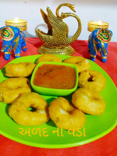 અડદ દાળ ના વડા (Urad Dal Vada Recipe In Gujarati) રેસીપી મુખ્ય ફોટો