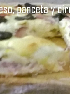 Una foto de Tarta de ricota o queso crema, bacon o panceta y ciruelas pasas