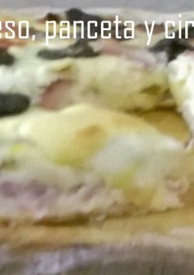 Una foto de Tarta de ricota o queso crema, bacon o panceta y ciruelas pasas