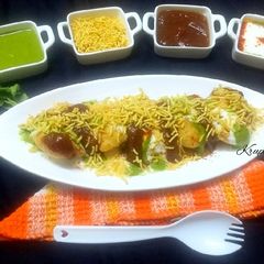 A picture of Dahi bhalla.