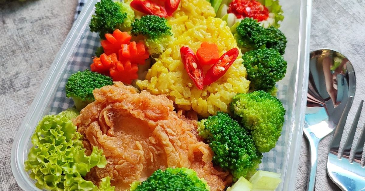 Bento : Nasi Kuning Ayam Geprek