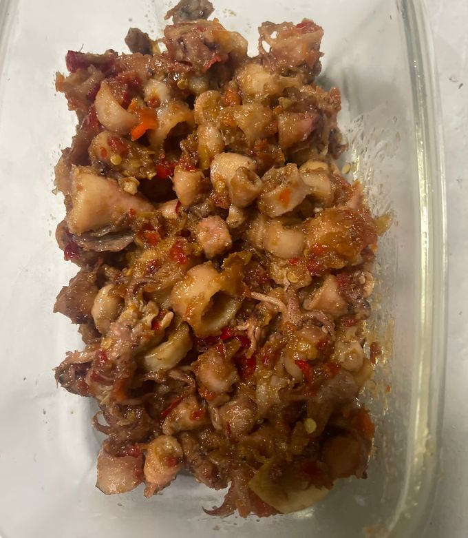 Foto resep Sambal Cumi Asin (YT Devina Hermawan)