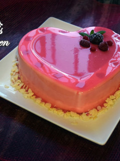 Una foto de Cheesecake con frutos del bosque y glaseado espejo