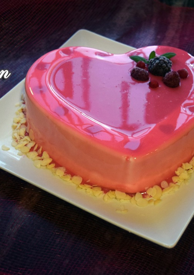 Una foto de Cheesecake con frutos del bosque y glaseado espejo