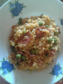 Una foto de Arroz con guisantes y jamón serrano