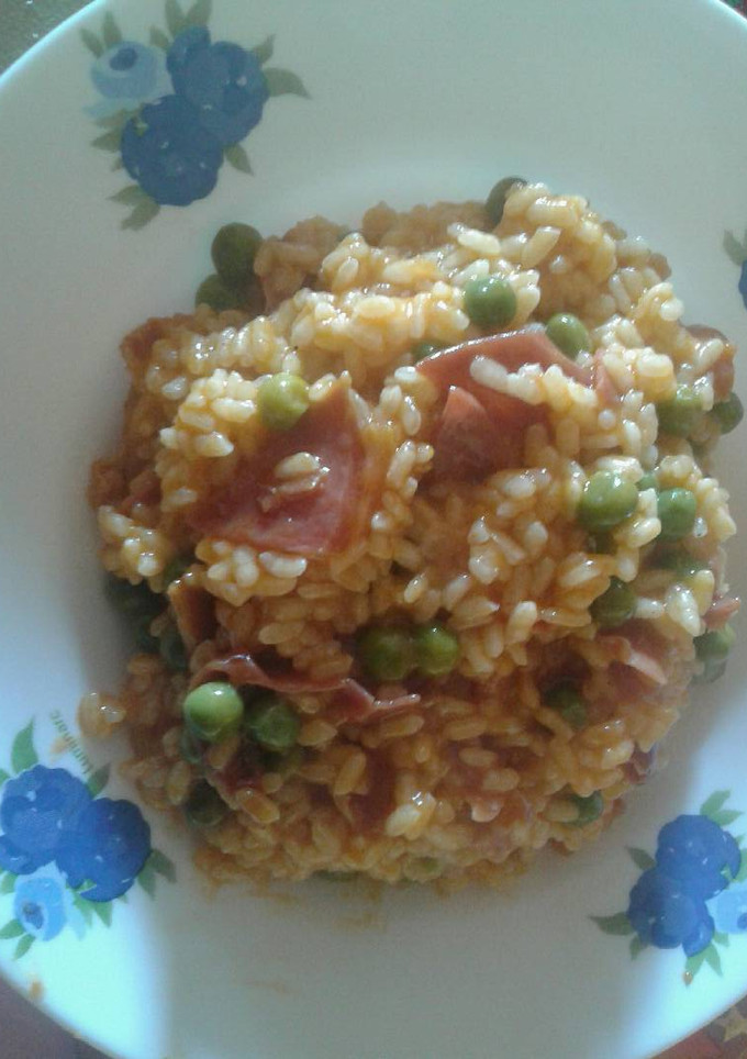 Una foto de Arroz con guisantes y jamón serrano