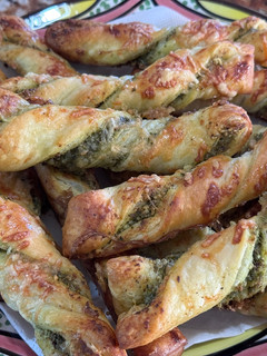 Una foto de Bastones de pesto y parmesano