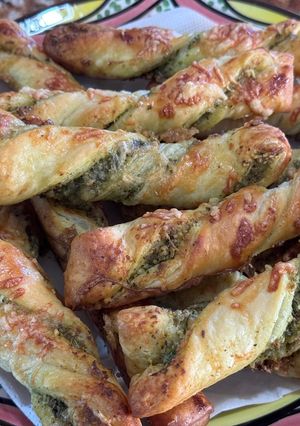 Una foto de Bastones de pesto y parmesano