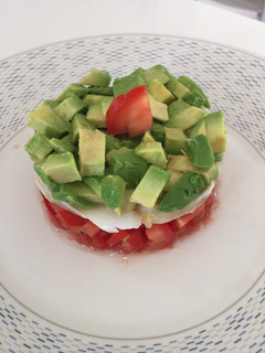 Una foto de Ensalada de tomate bacalao y aguacate