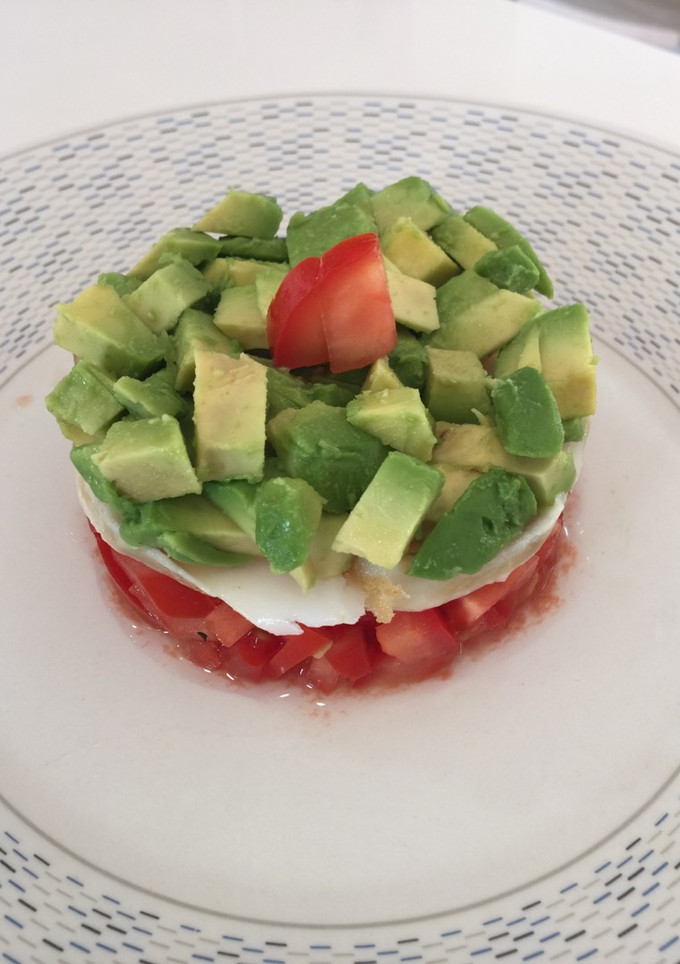 Una foto de Ensalada de tomate bacalao y aguacate