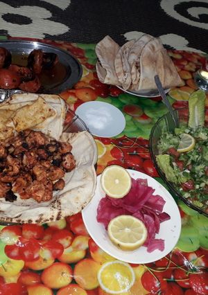 صورة لوصفة سلطة خضره وشيش مشوي وبندورة