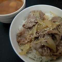A picture of Beef Rice Bowl (Gyudon) dan Miso Soup.