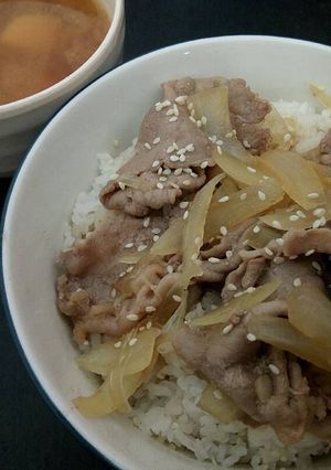 Foto resep Beef Rice Bowl (Gyudon) dan Miso Soup