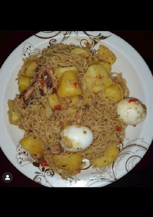 A picture of Noodles and potatoes.