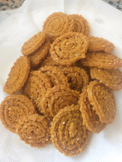 ધઉ ના લોટ ની ચકરી (Wheat Chakri Recipe In Gujarati) રેસીપી મુખ્ય ફોટો