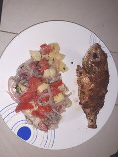 Una foto de Pescado frito con ensalada🐟