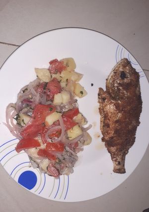 Una foto de Pescado frito con ensalada🐟