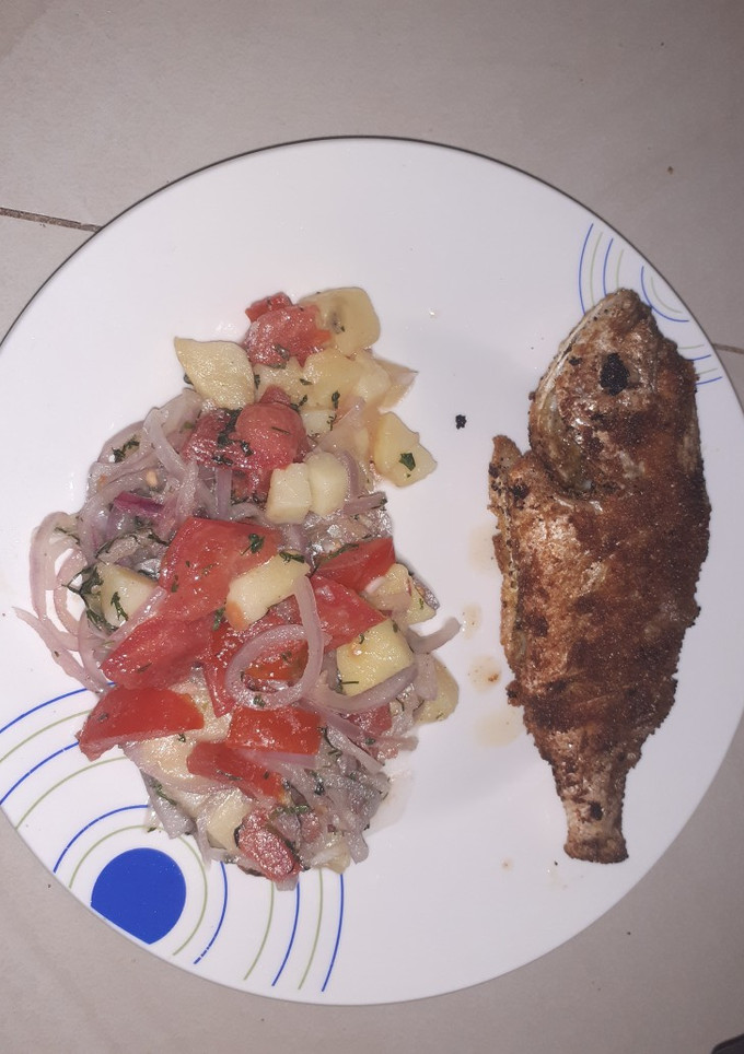 Una foto de Pescado frito con ensalada🐟