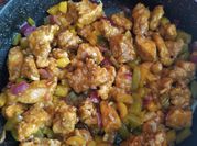 Una foto de pollo a la naranja estilo chino