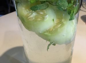 Una foto de Agua Fresca Pepino-Menta-Albahaca-Jengibre-Limon