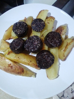 Una foto de Morcilla de arroz con patatas