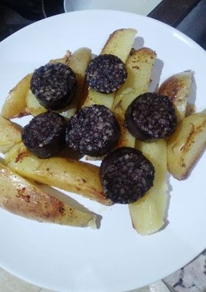 Una foto de Morcilla de arroz con patatas