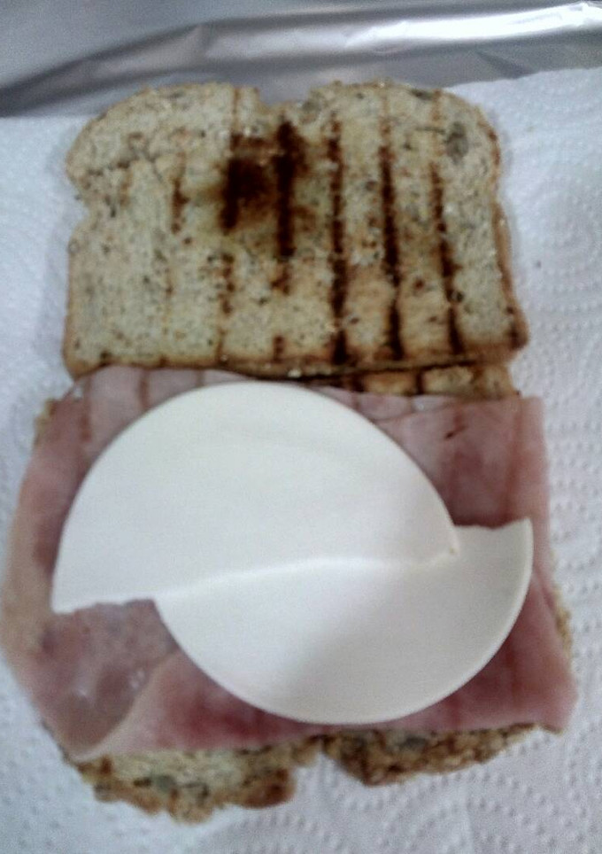 Una foto de Sándwich de jamón a la plancha y mozzarella