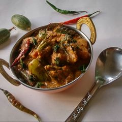 A picture of Aloo potol rasa (Odia style potato pointed gourd curry).