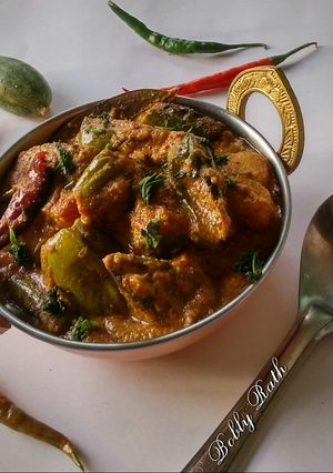 A picture of Aloo potol rasa (Odia style potato pointed gourd curry).