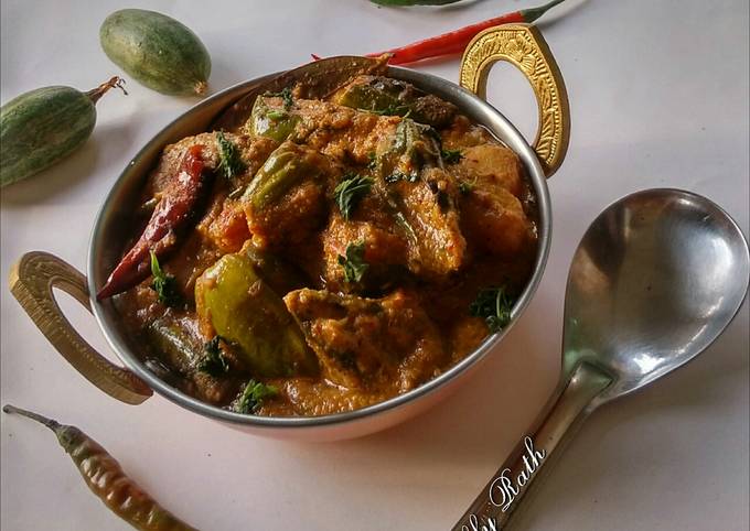 Aloo potol rasa (Odia style potato pointed gourd curry)