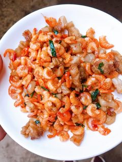 Hình của món Tôm rang tóp mỡ.