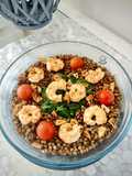 Ensalada templada de lentejas con alga wakame y gambón con ajos fritos