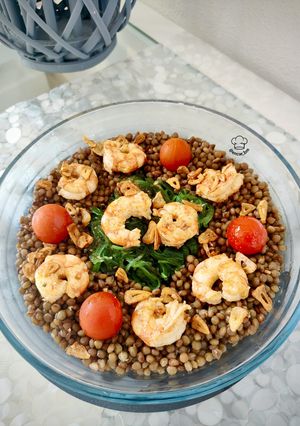 Una foto de Ensalada templada de lentejas con alga wakame y gambón con ajos fritos