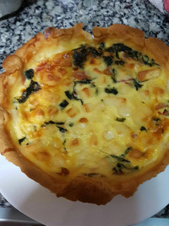 Una foto de Quiche de espinacas, jamón york y queso de cabra