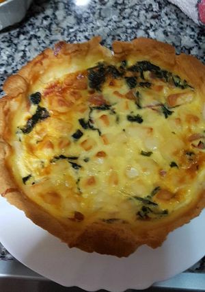 Una foto de Quiche de espinacas, jamón york y queso de cabra