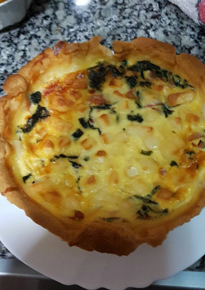 Una foto de Quiche de espinacas, jamón york y queso de cabra