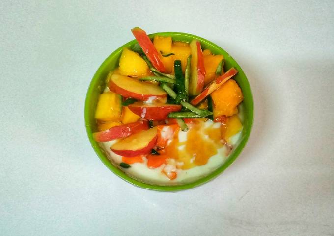 Tropical fruit salad with yoghurt