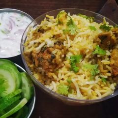 A picture of White chicken pulao.