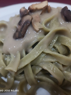 Una foto de Fetuccini de espinacas con salsa de setas