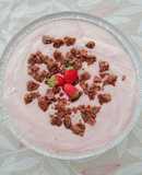 Delicia de fresas con trozos de brownies