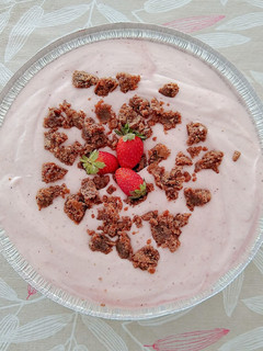 Una foto de Delicia de fresas con trozos de brownies