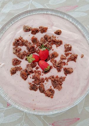 Una foto de Delicia de fresas con trozos de brownies