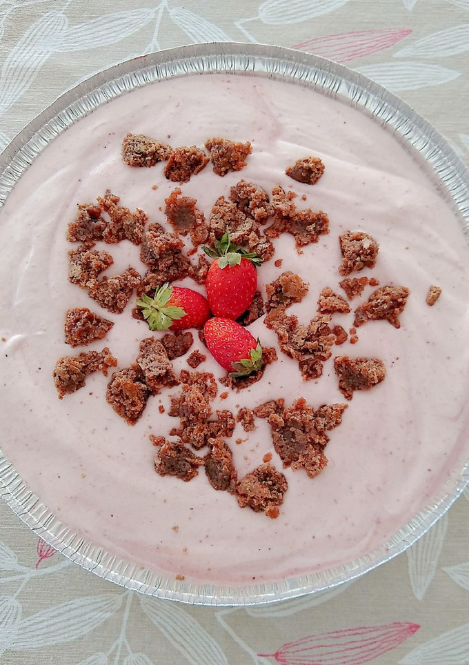 Una foto de Delicia de fresas con trozos de brownies