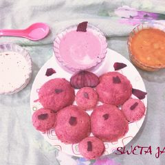 A picture of Beetroot Idli.