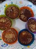 Magdalenas de limón y pasas con relleno de queso cremay crocante de semillas