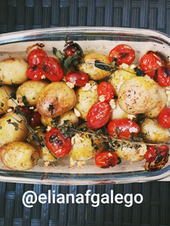 Foto de Batatinhas com tomate e alho