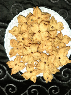 फ्लावर मठरी (flower mathri recipe in Hindi) रेसिपी मुख्य फोटो